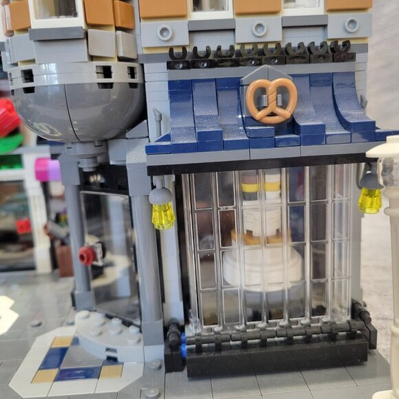 Lego Creator 10255 Assembly Square - Picture 7 of 14